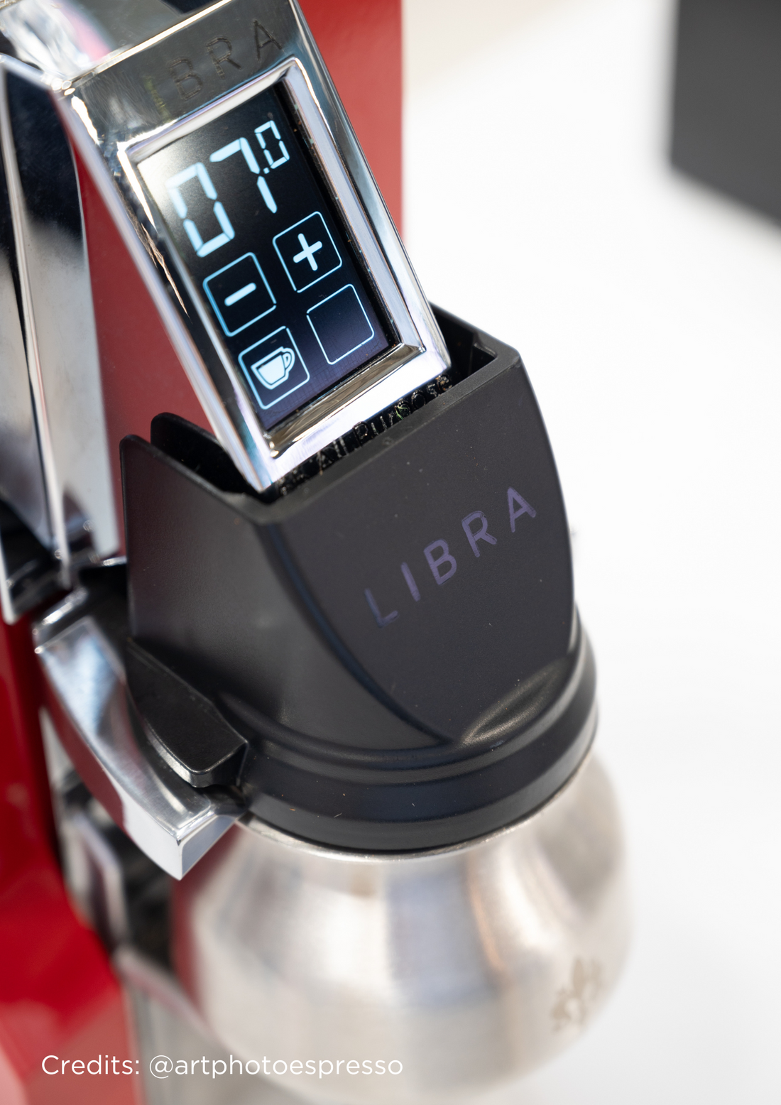 Eureka Mignon Libra AP Ferrari Red Brew Lifestyle Chute Closeup || Ferrari Red