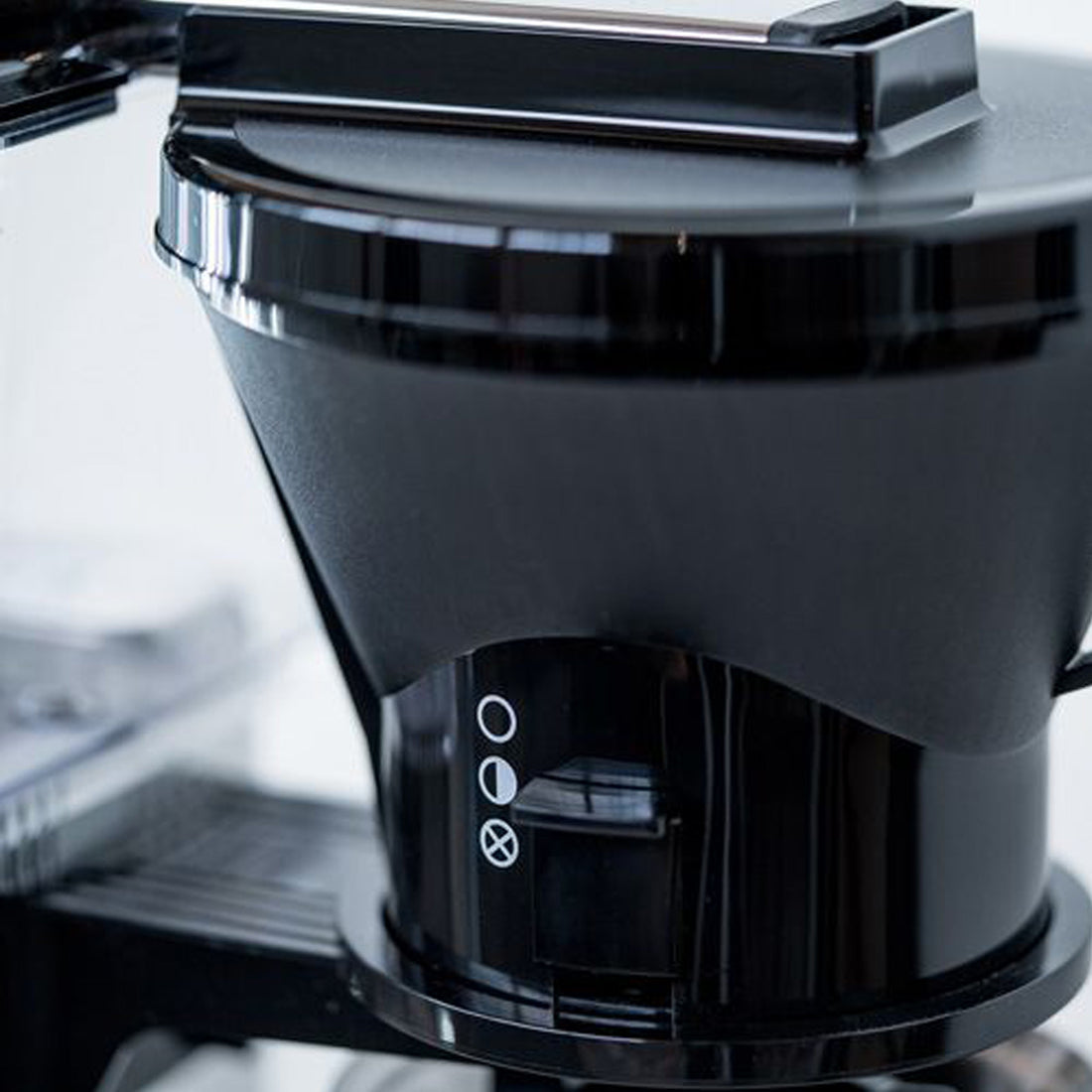 https://www.wholelattelove.com/cdn/shop/products/technivorm-moccamaster-kb741-ao-matte-black-coffee-maker-detail4.jpg?v=1596828281&width=1100